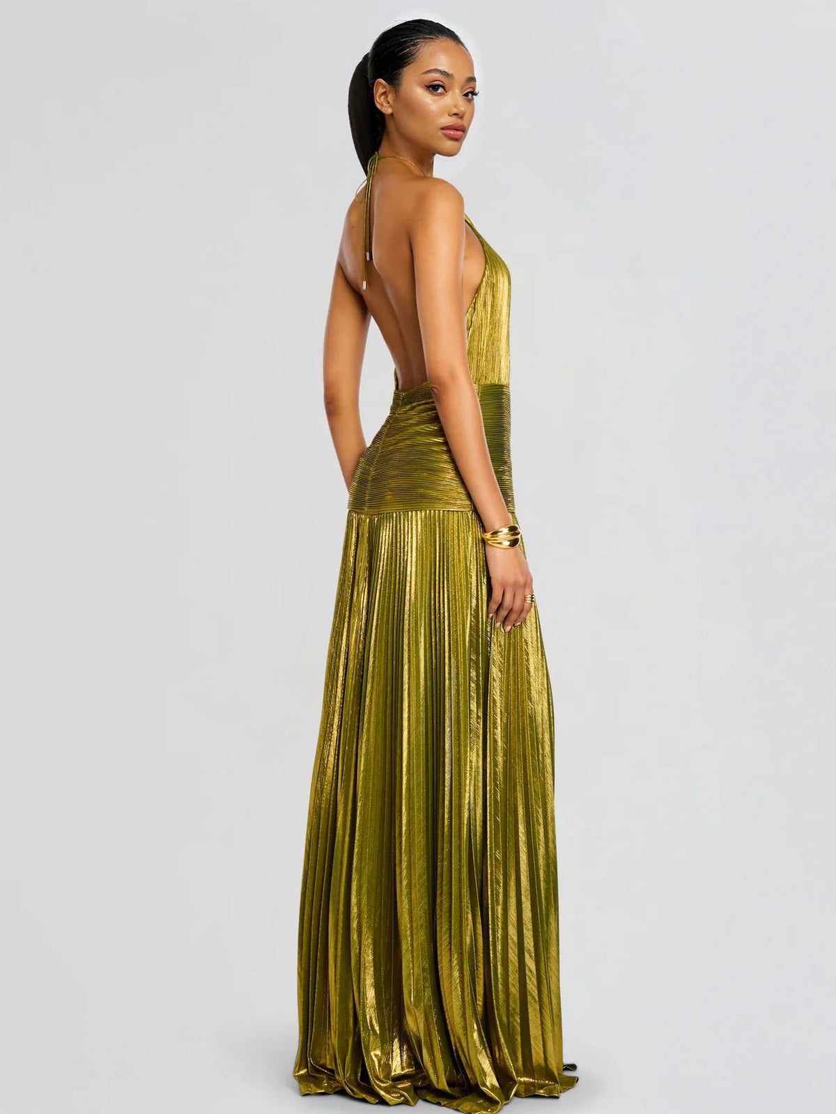 Elegantes Maxikleid mit Metallic-Plisseefalten und Neckholder