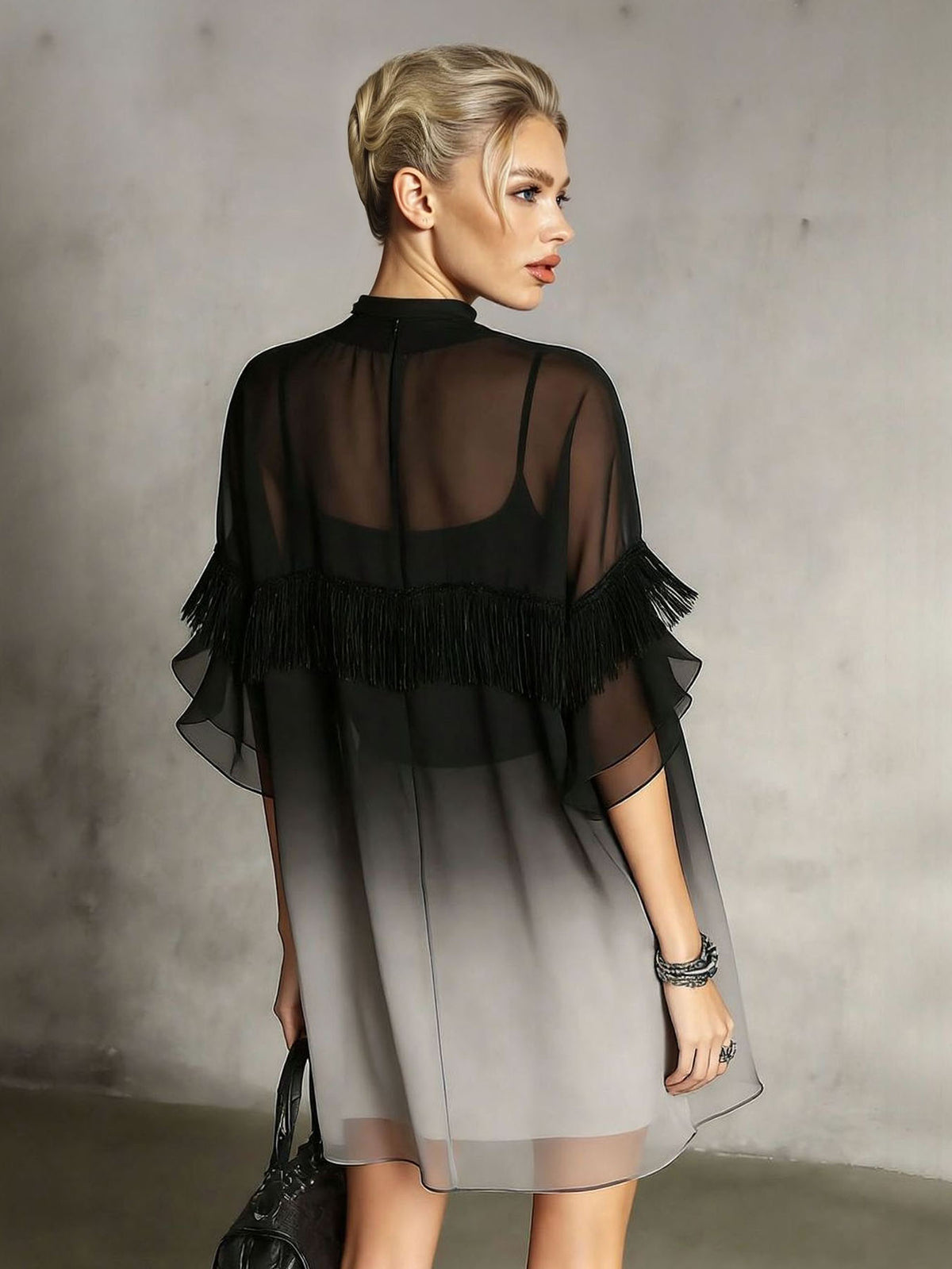 Vestido curto requintado em chiffon com degradé e acabamento de franjas