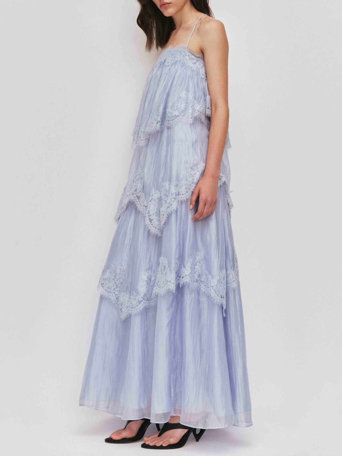 Elegantes Lagen-Maxikleid mit Spitzenbesatz und Spaghettiträgern