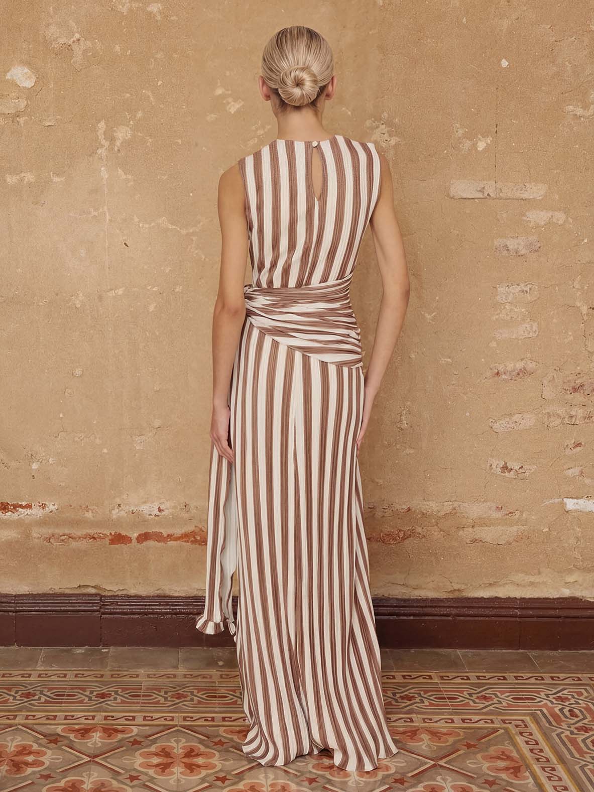 Maxiabito elegante senza maniche a righe con cintura in vita