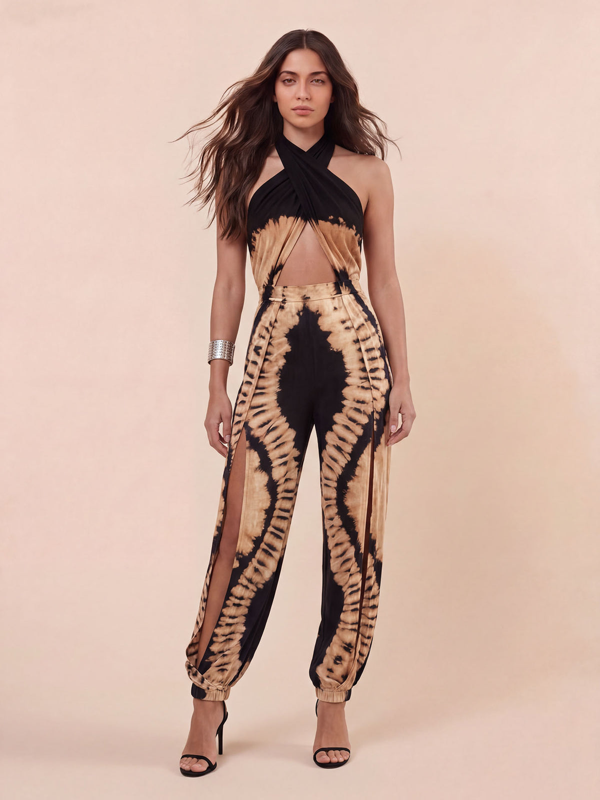 Rückenfreier Jumpsuit im Boho-Stil mit Batikmuster