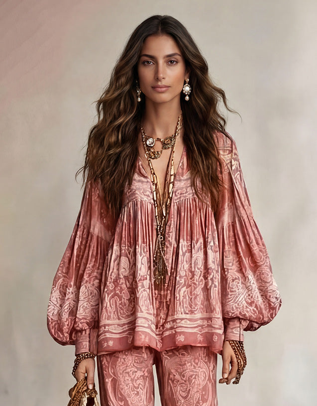 Zweiteiliges Set im Boho-Stil aus Bluse mit Paisleymuster und Ballonärmeln und passender Hose
