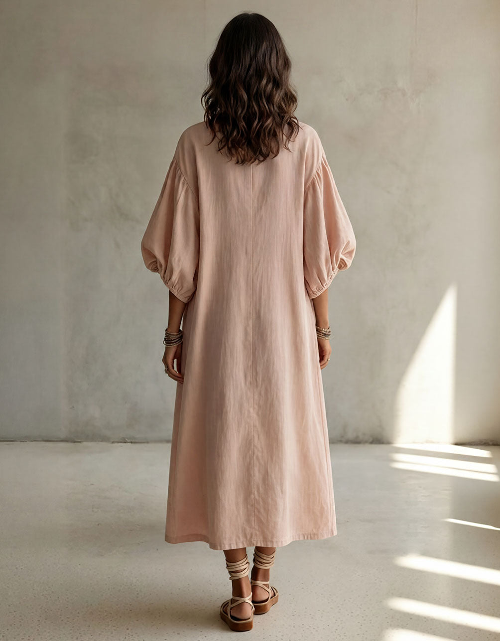 Elegante abito lungo ricamato con scollo a V e maniche a pipistrello