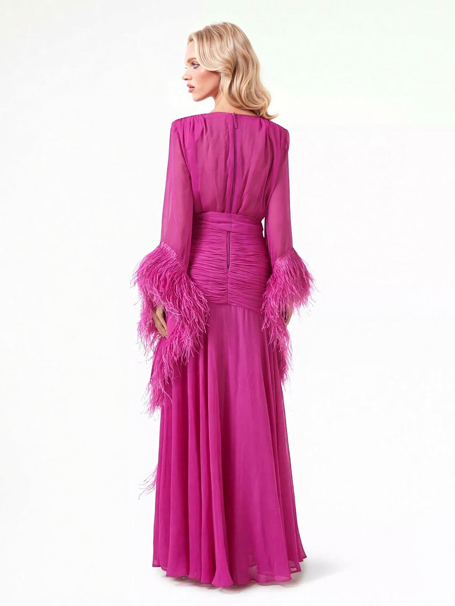 Maxi abito elegante in chiffon fluido con scollo a V e polsini con piume
