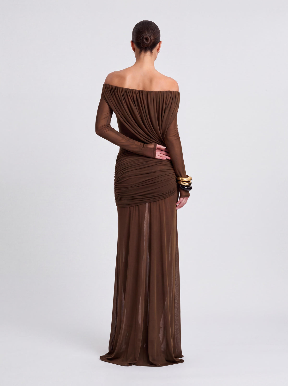 Vestido largo de corte sirena, drapeado, con hombros descubiertos y mangas largas