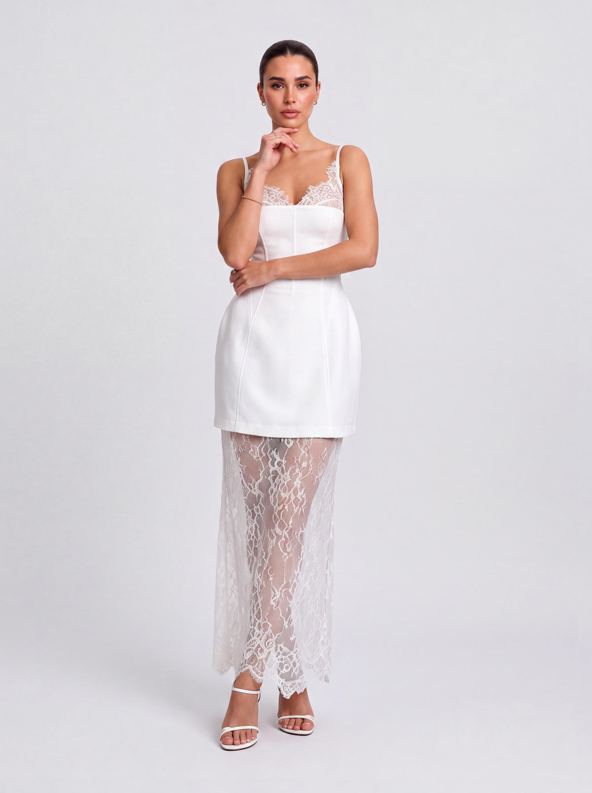 Conjunto de vestido de dos piezas con cinturón, tirantes de encaje, capas translúcidas y largos distintos