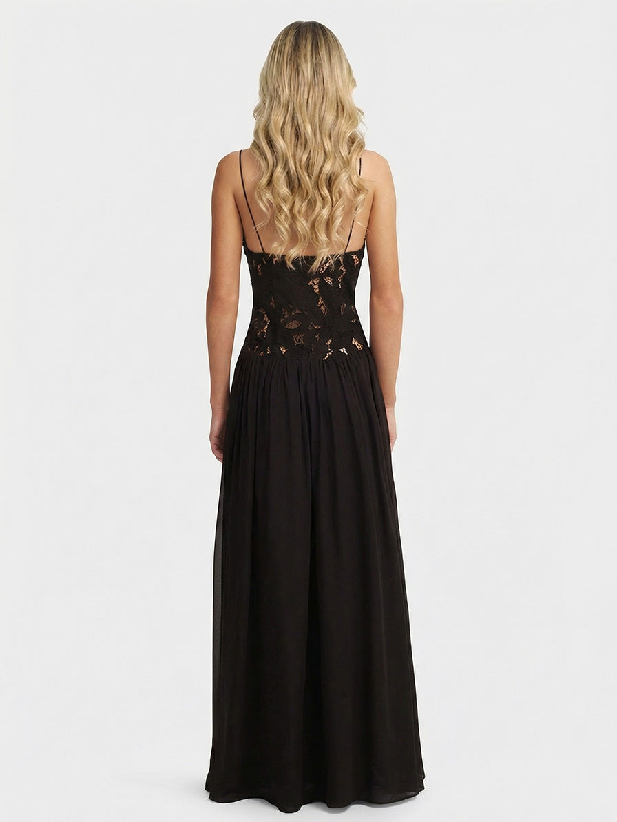 Elegantes Maxikleid mit Spaghettiträgern, Spitze und Blumenapplikation