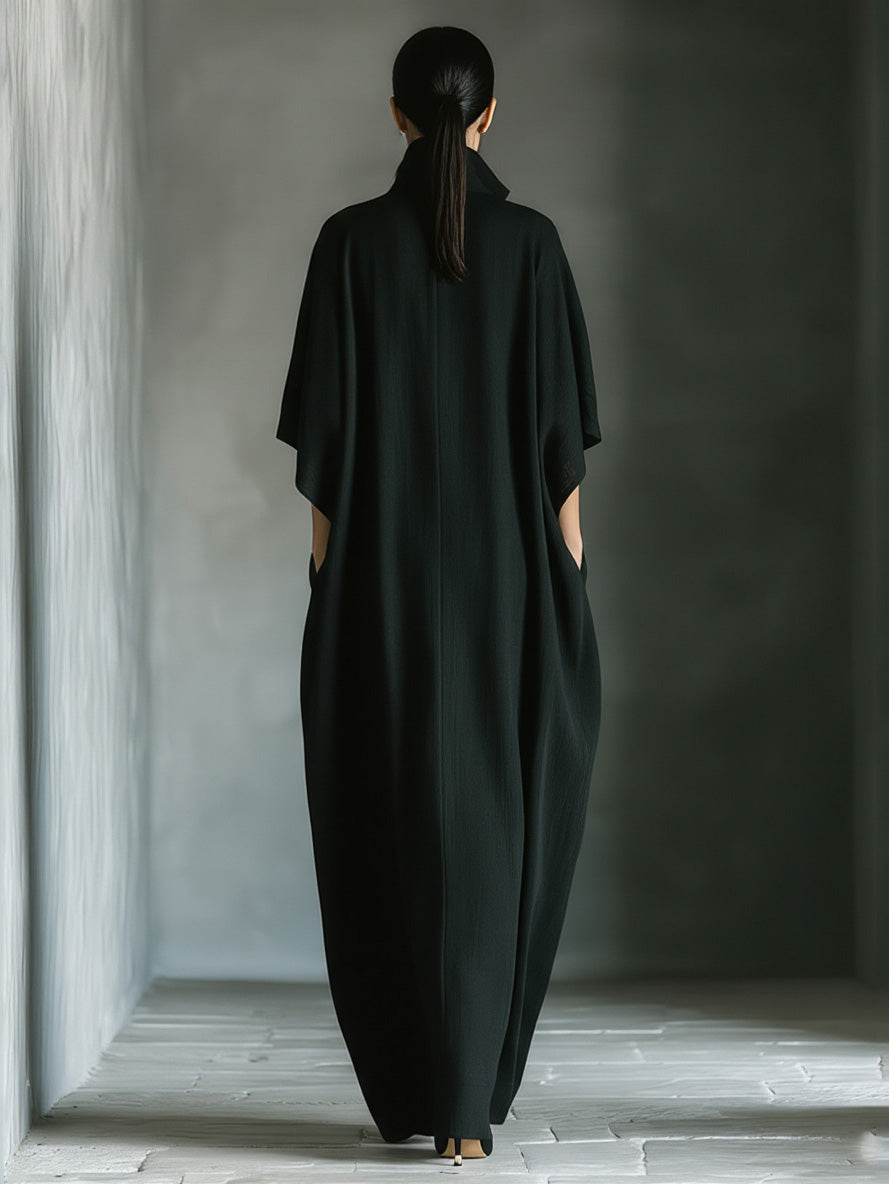 Elegantes Maxikleid mit hohem Kragen und Fledermausärmeln