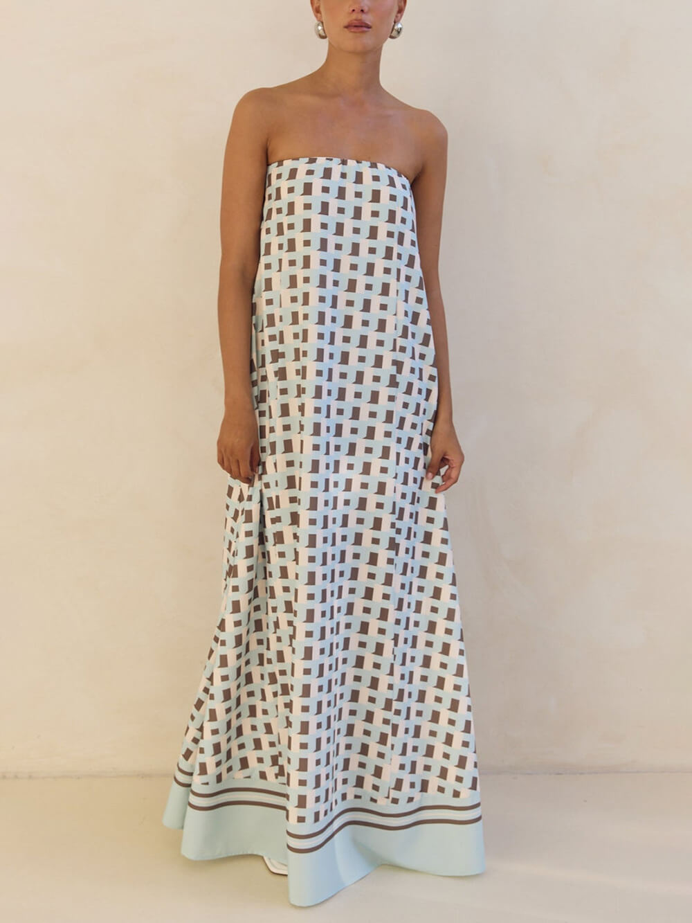 Vestido largo exclusivo de línea A con estampado geométrico y escote descubierto