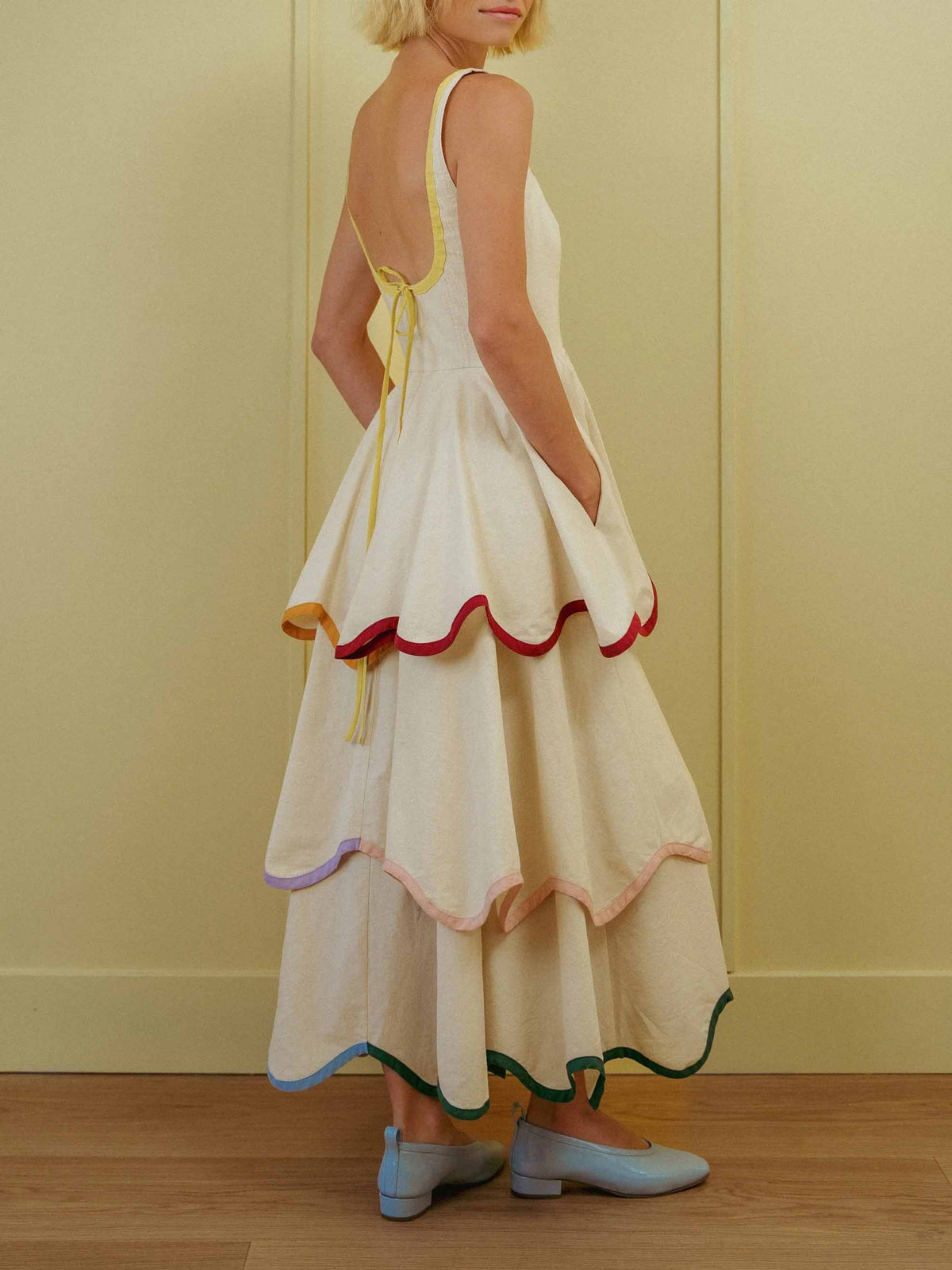 Elegante abito lungo fino ai piedi senza maniche, a balze con bordi a contrasto