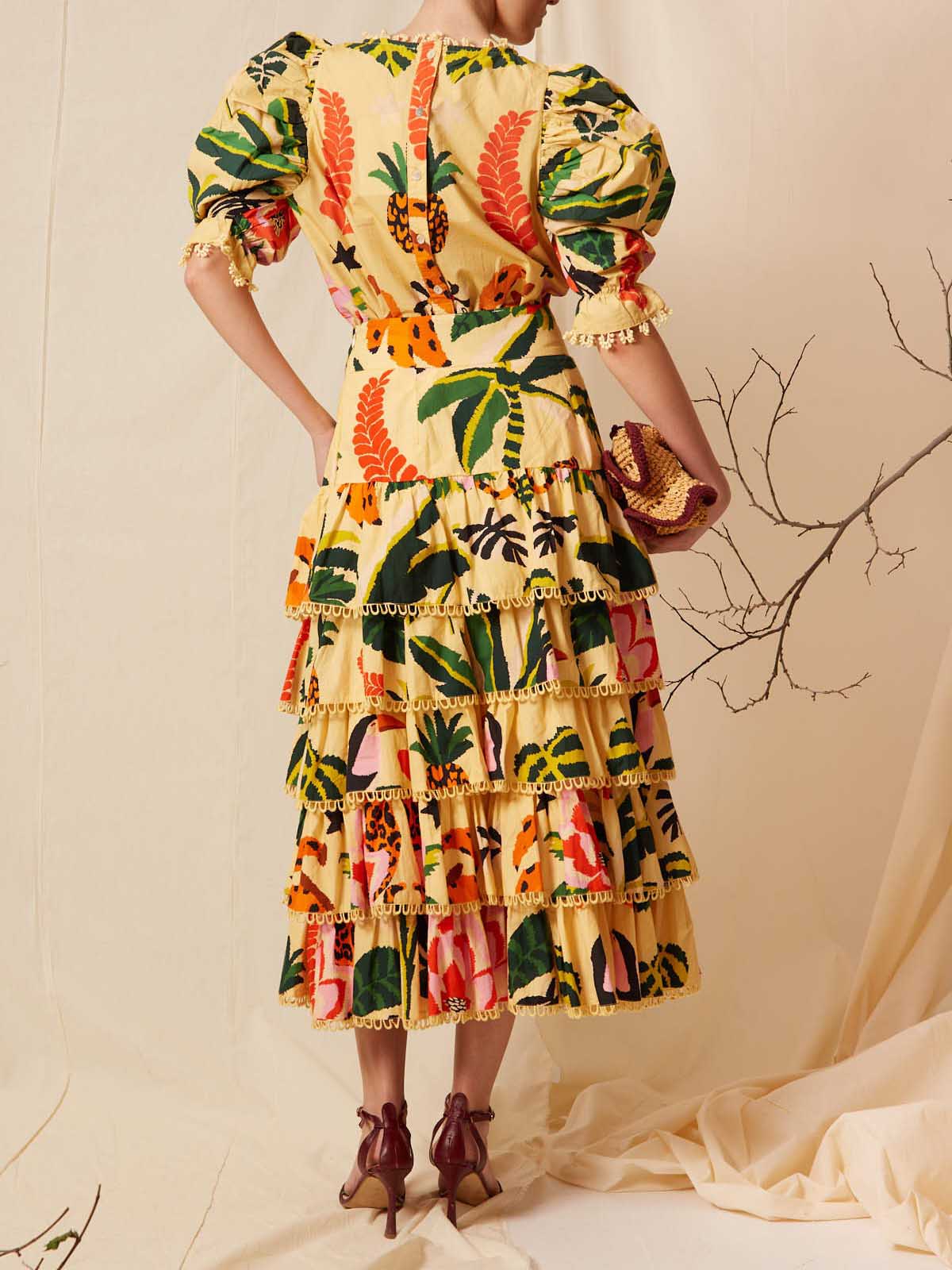 Elegantes zweiteiliges Set mit tropischem Print, Puffärmeln und Rüschen