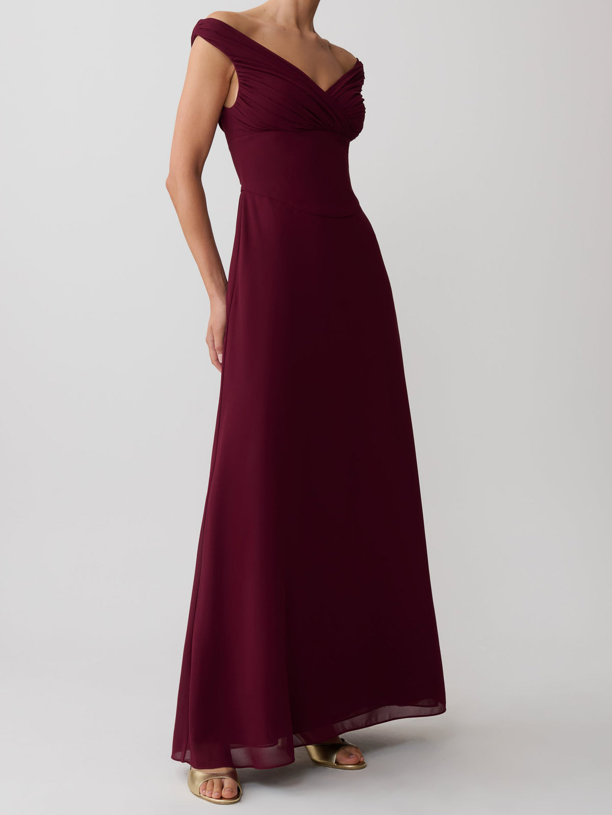 Elegante abito lungo con spalle scoperte e vita arricciata