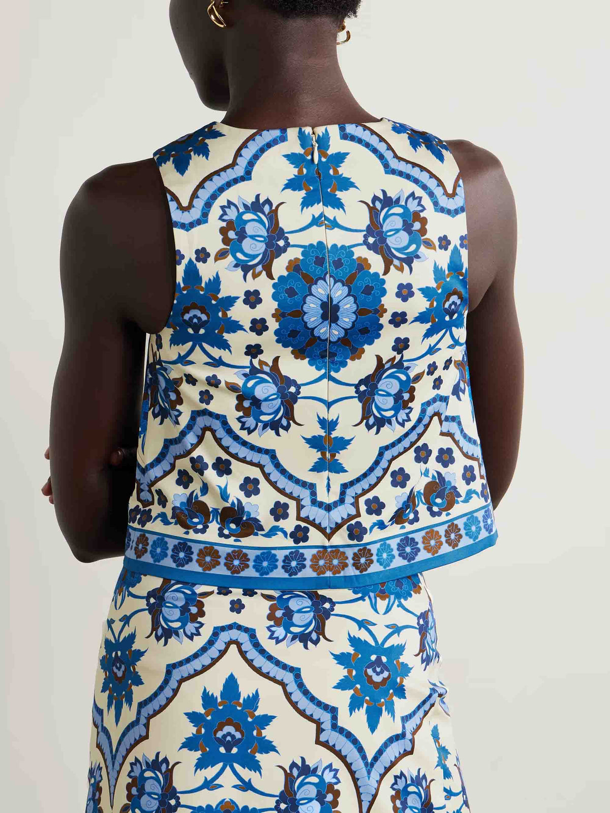 Conjunto único de dos piezas con chaleco y pantalones cortos con estampado floral exquisito
