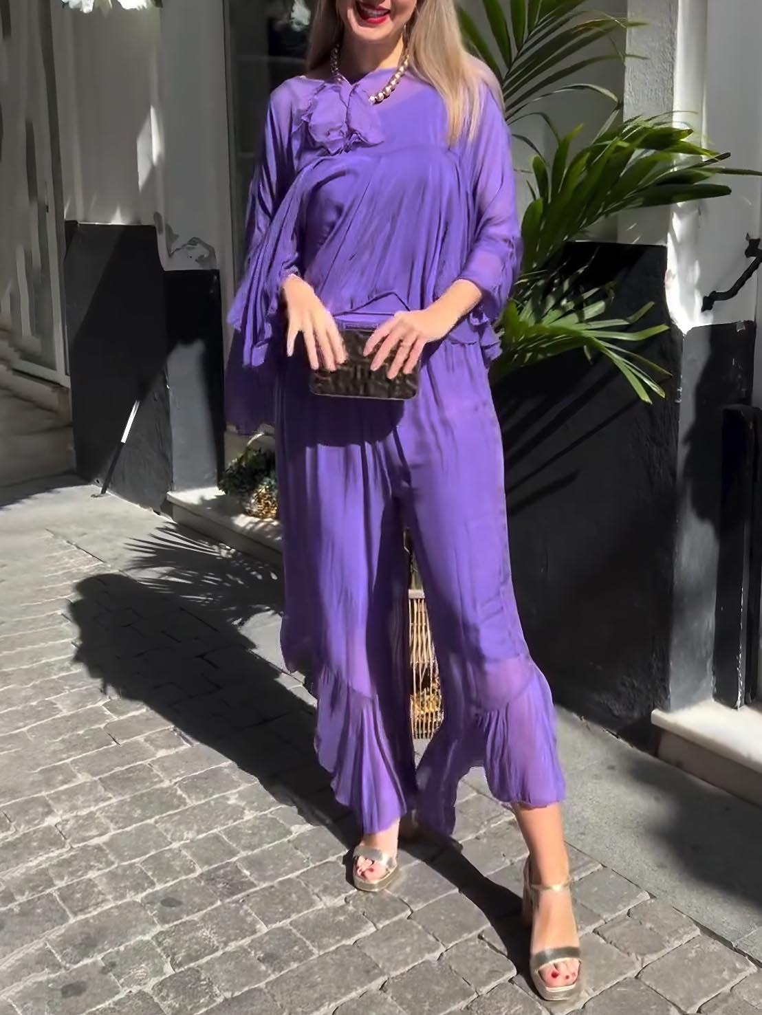 Elegante completo a due pezzi con top asimmetrico e pantaloni a gamba larga con volant
