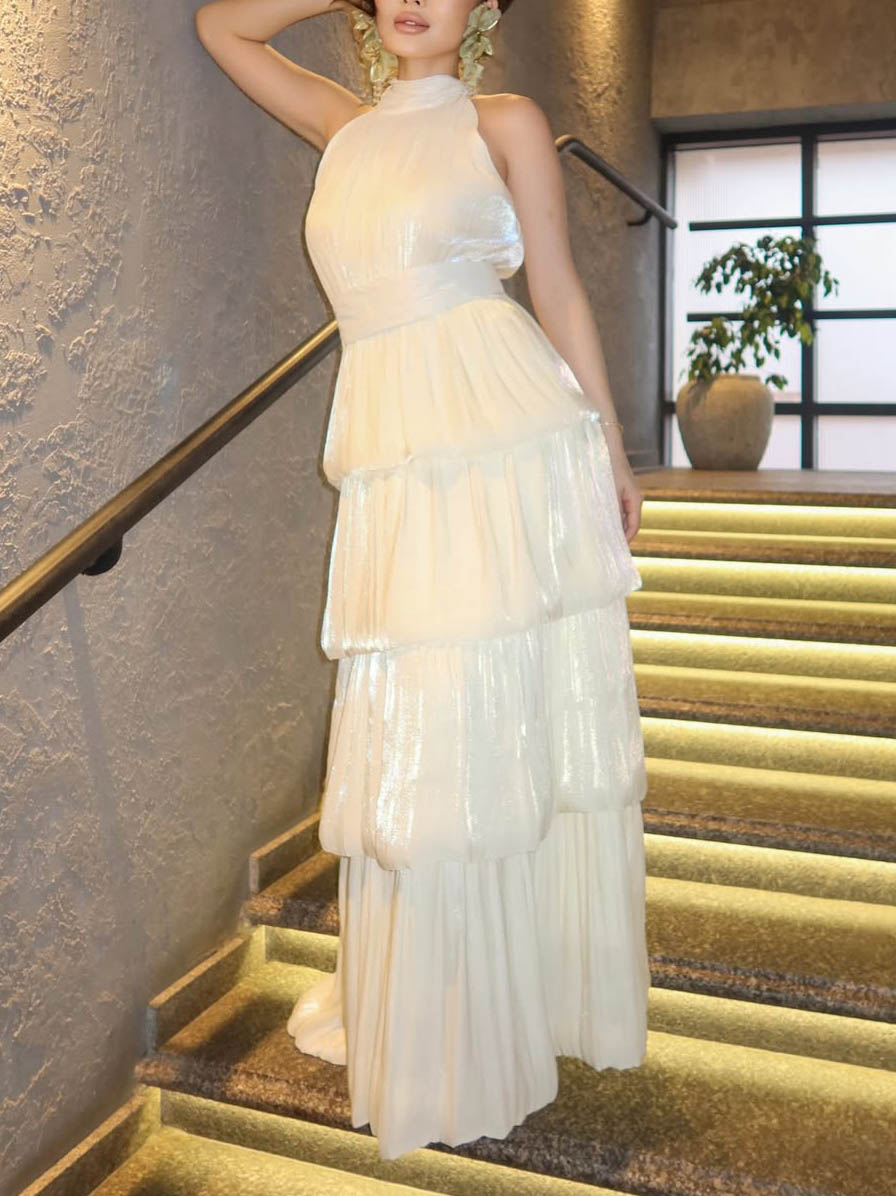 Robe longue élégante à dos nu métallique, à volants superposés