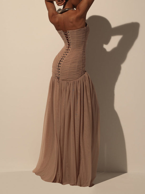 Elegante abito lungo in mesh arricciato senza spalline