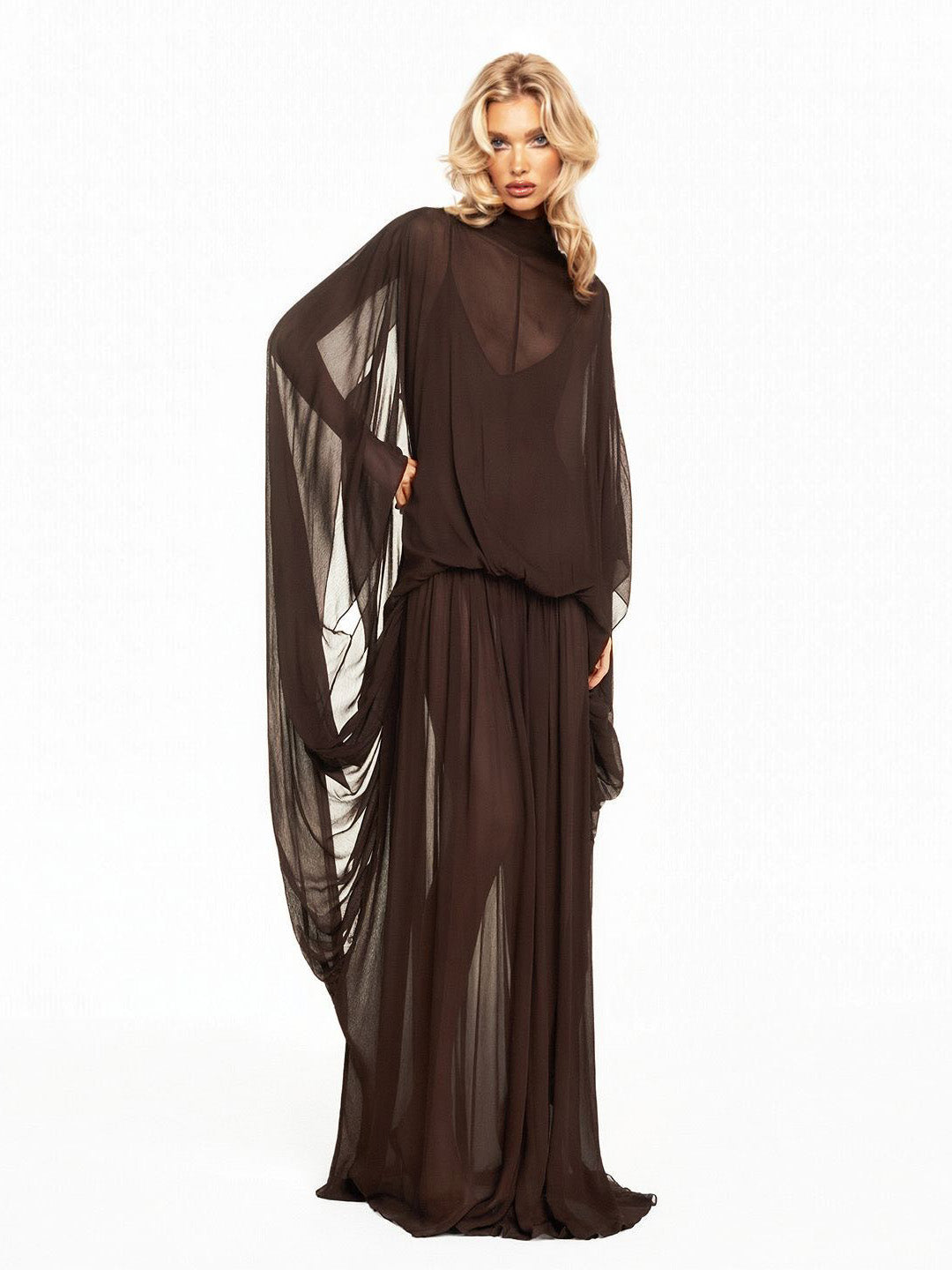 Raffinato abito lungo fluido di chiffon con maniche drappeggiate