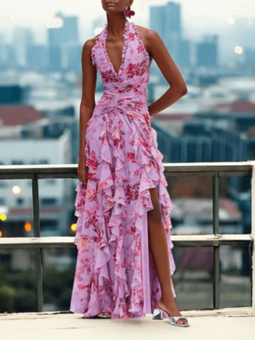 Abito alla moda con stampa e vita arricciata e sagomata