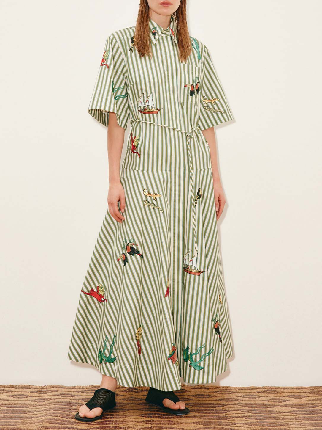 Lässiges Hemdblusenkleid in Maxilänge mit Streifen und Tropenprint