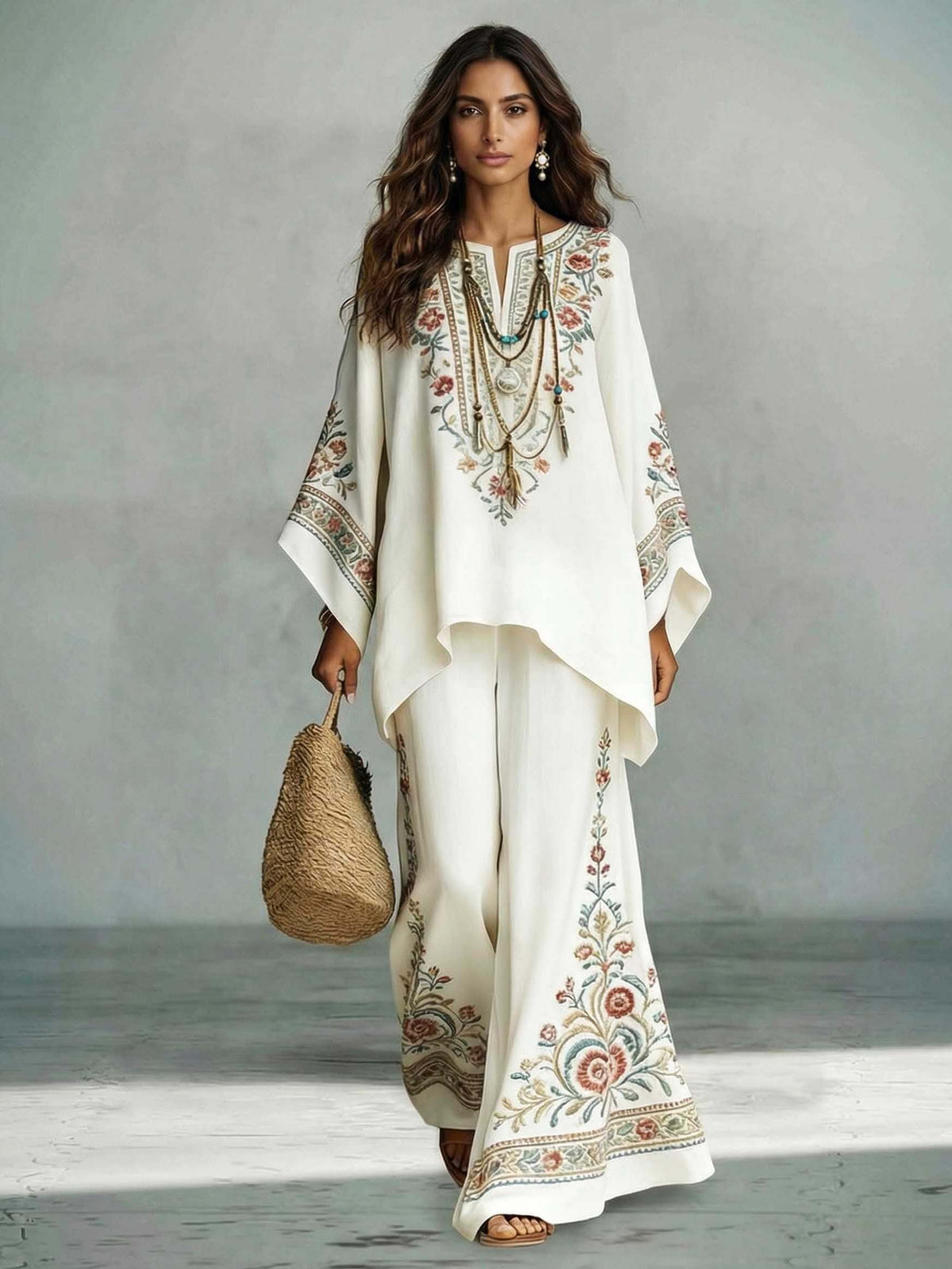 Elegante set a due pezzi con top kaftano e pantaloni in raso con stampa floreale