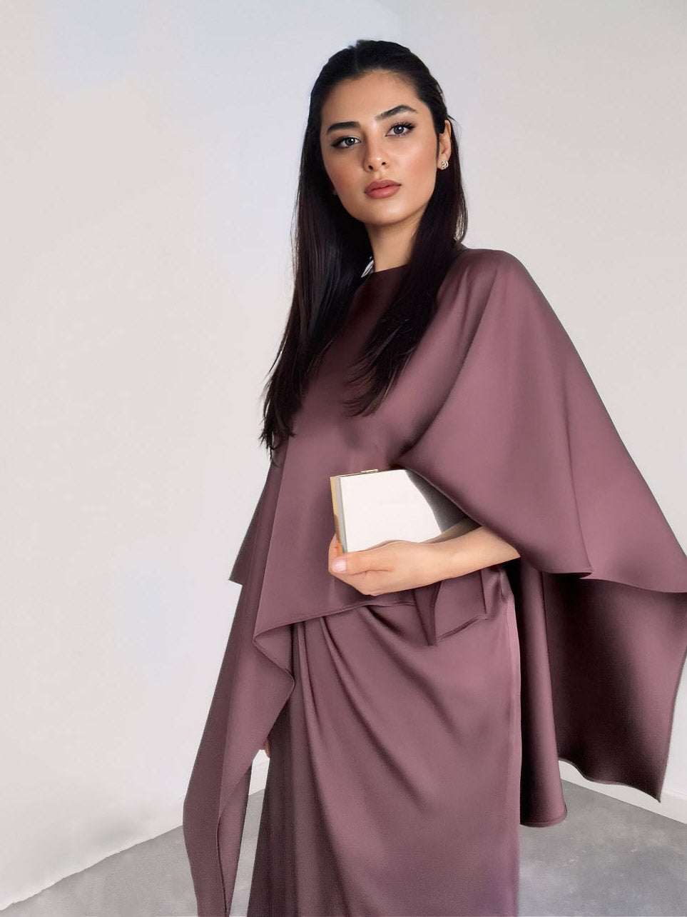 Elegantes zweiteiliges Set aus Satinoberteil mit Capeärmeln und Maxirock
