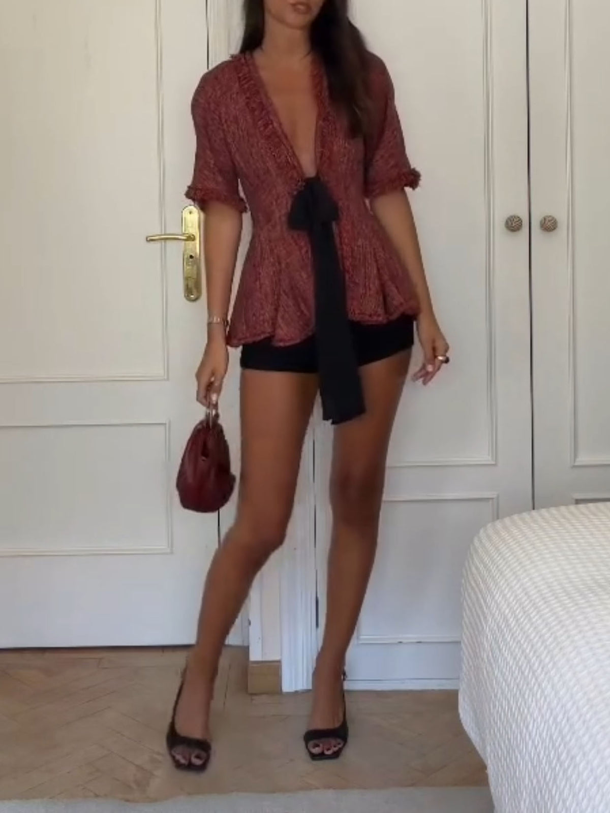 Conjunto de duas peças, com top de tweed com peplum e calções pretos