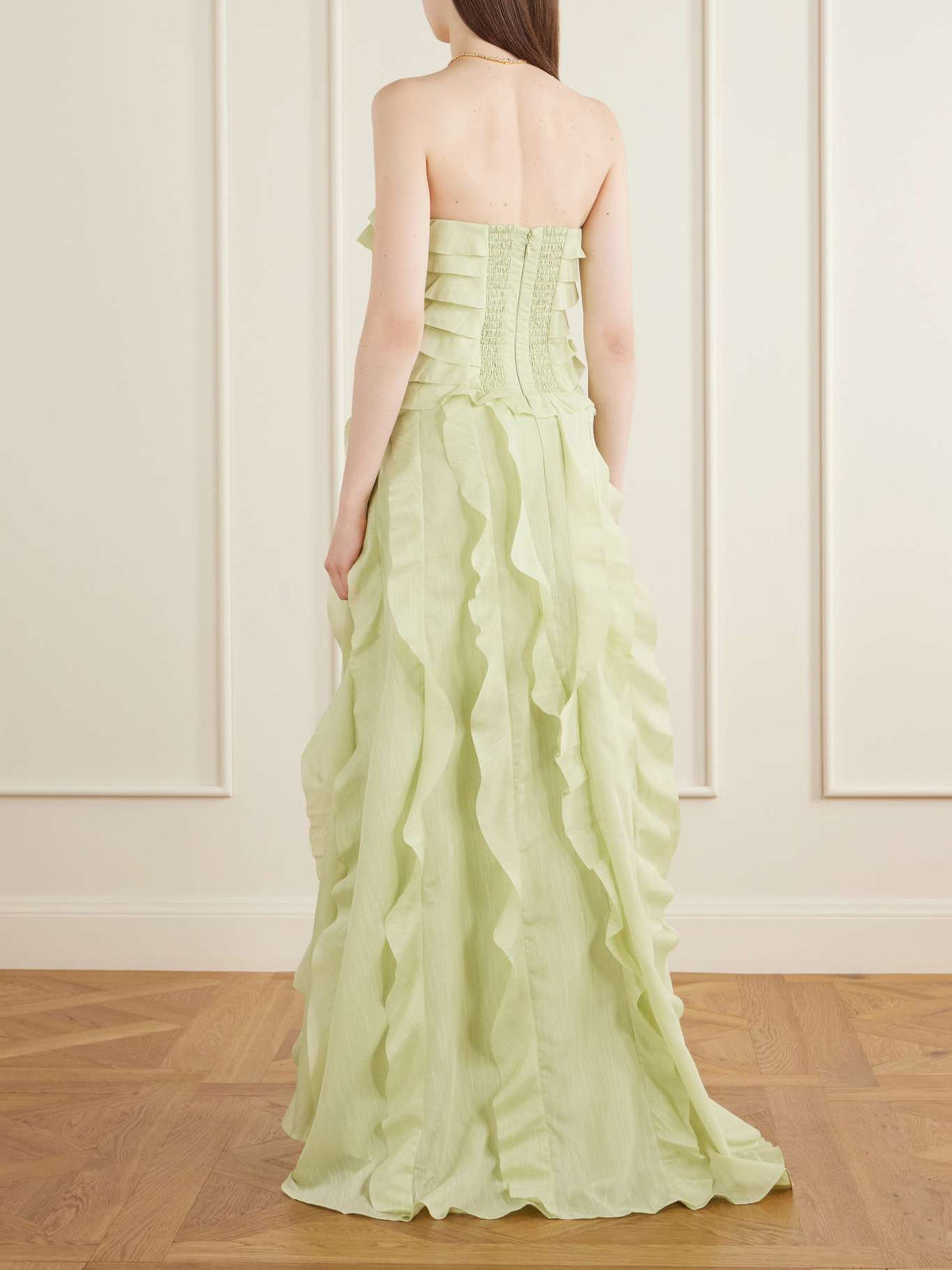 Trägerloses Maxikleid mit Kaskadenrüschen und hohem Schlitz