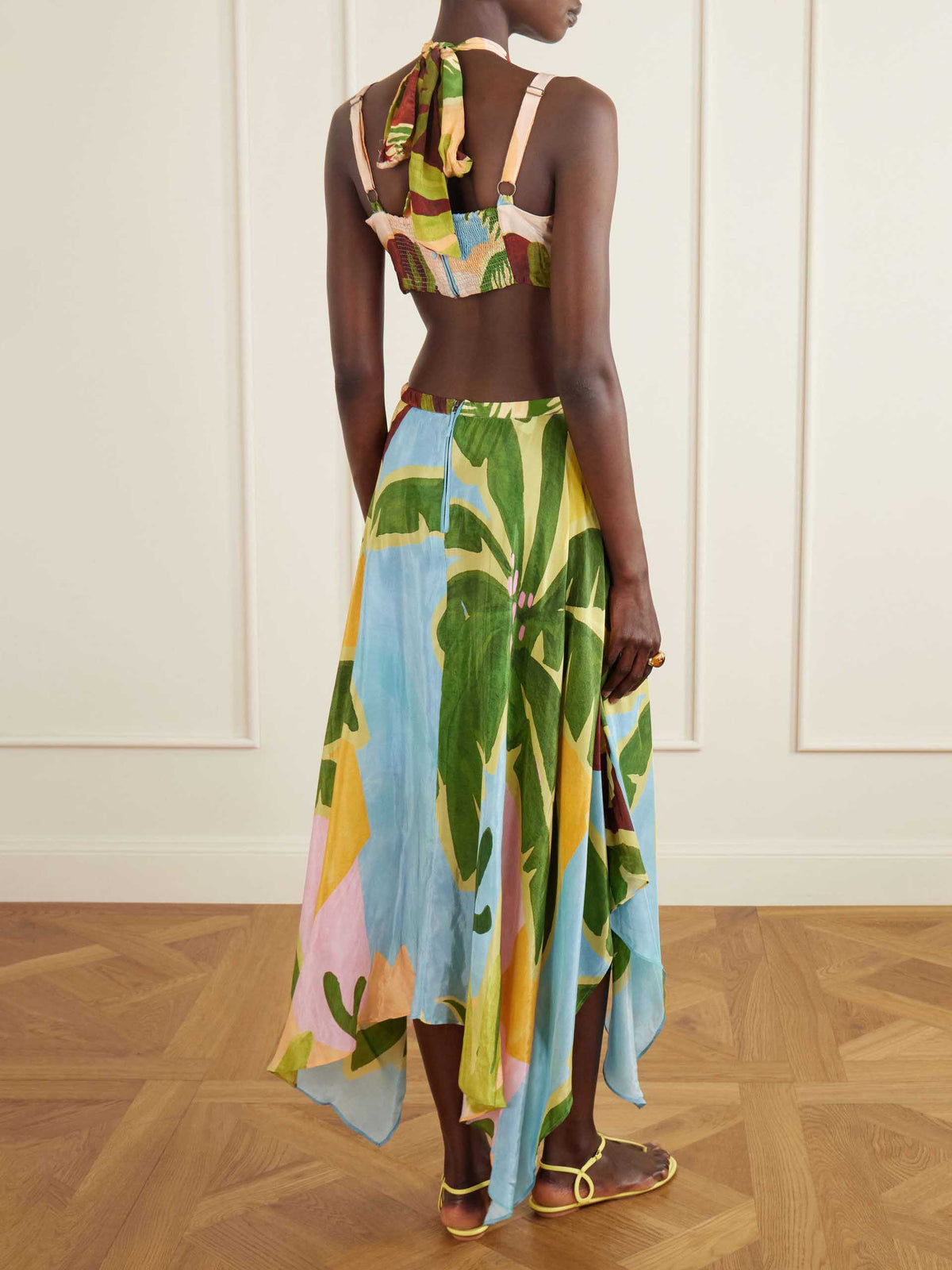Vestido largo asimétrico halter con estampado de hojas tropicales y aberturas