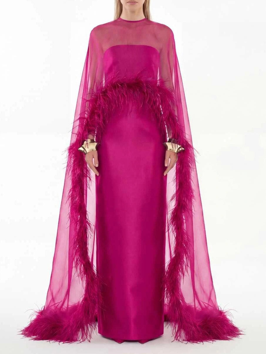 Elegante abito maxi in raso nero con scialle in chiffon trasparente