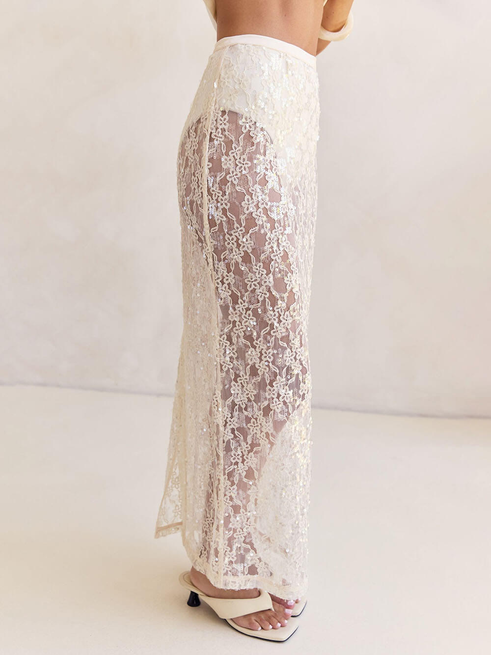 Elegantes Set aus A-Linien-Oberteil mit Carmen-Ausschnitt und Trägern sowie transparentem Pailletten-Spitzen-Maxirock mit hoher Taille