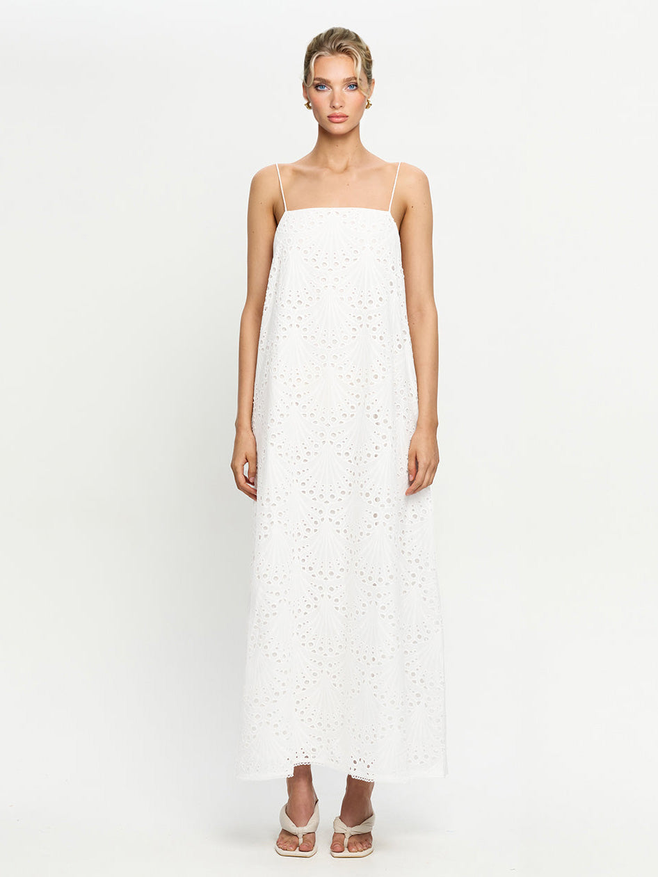 Vestido maxi requintado com alças finas, recortes em forma de concha e bordados