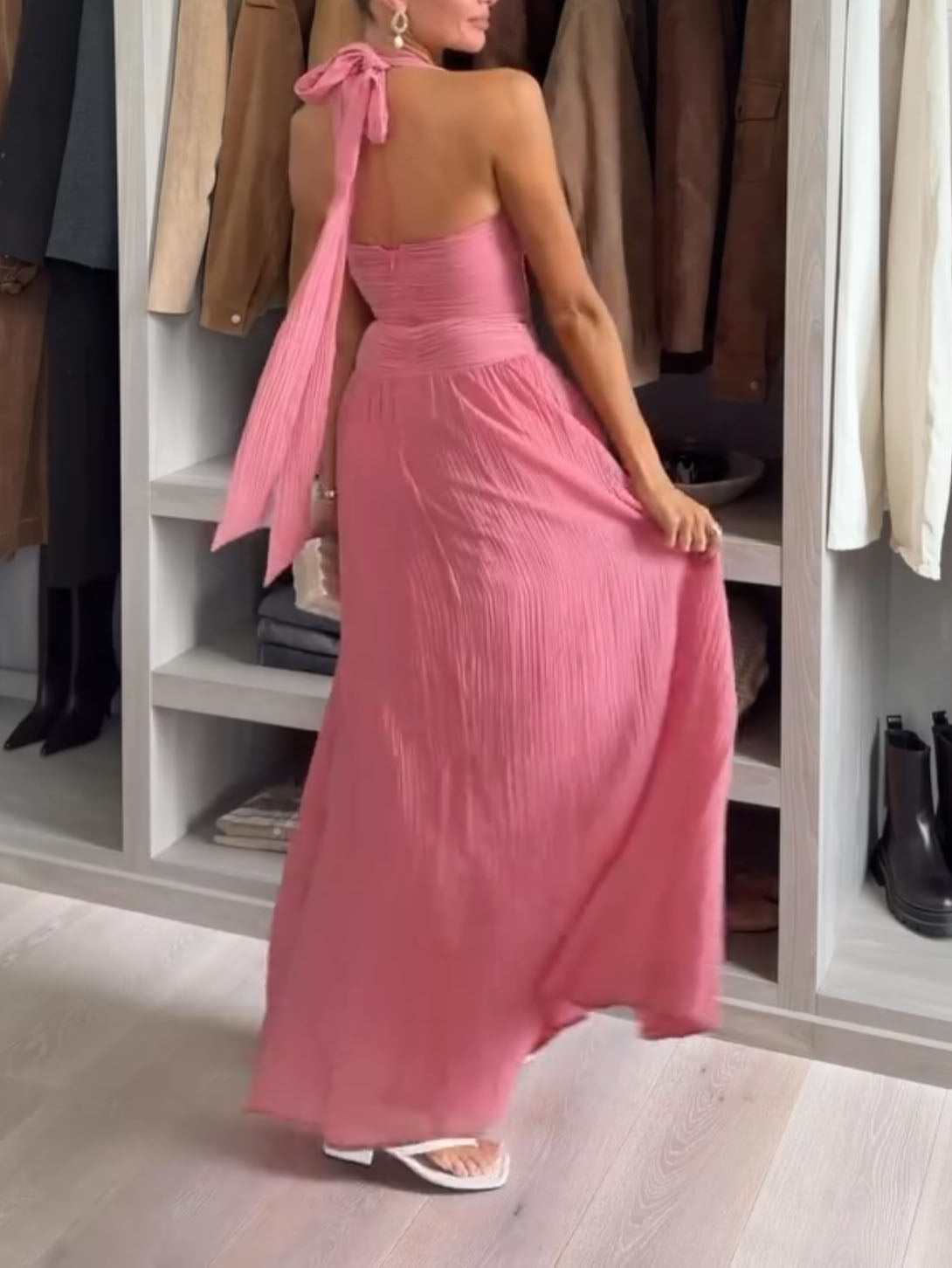 Robe longue élégante fluide à col licou et taille froncée