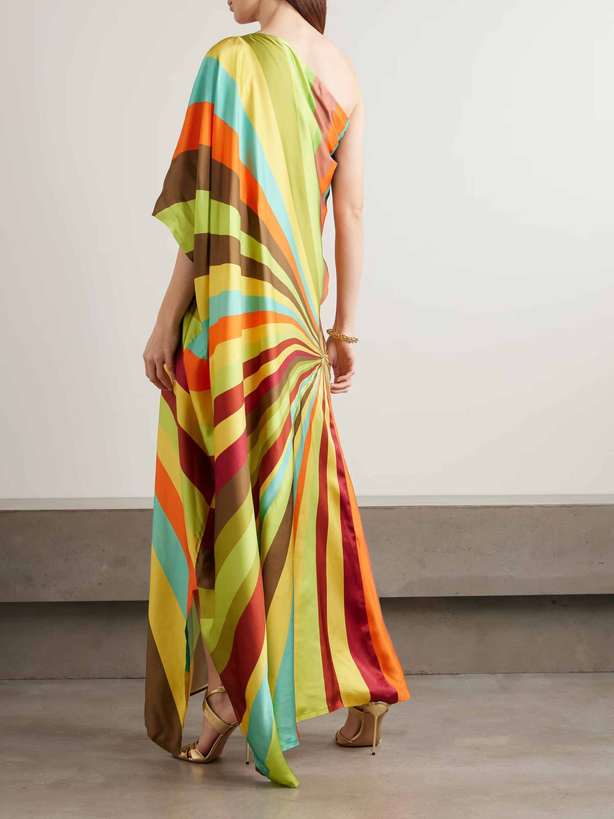 Abito lungo elegante in raso fluido, monospalla, drappeggiato e con stampa a righe colorate