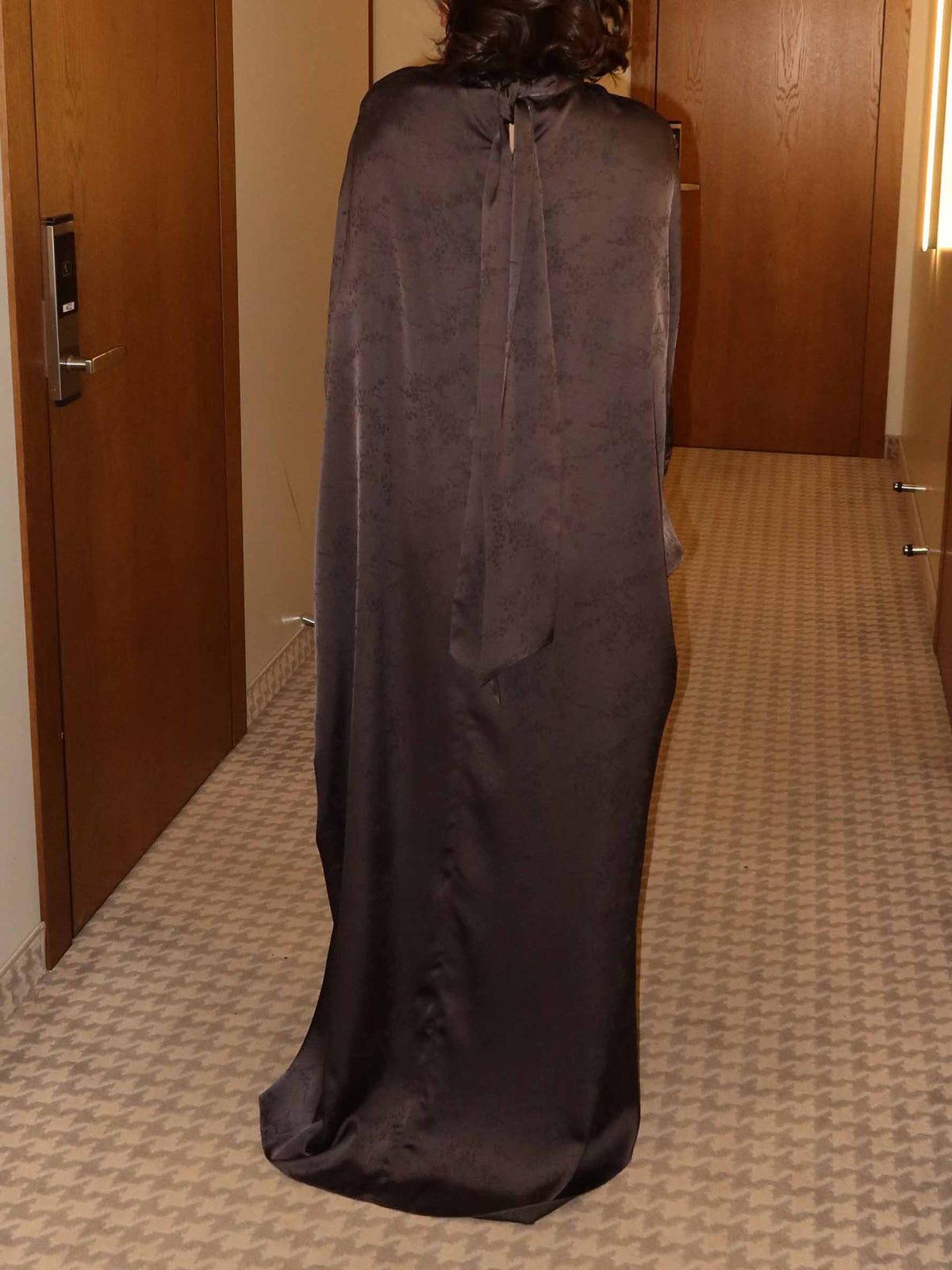 Completo elegante a due pezzi con top in raso a maniche a pipistrello e pantaloni drappeggiati a gamba larga
