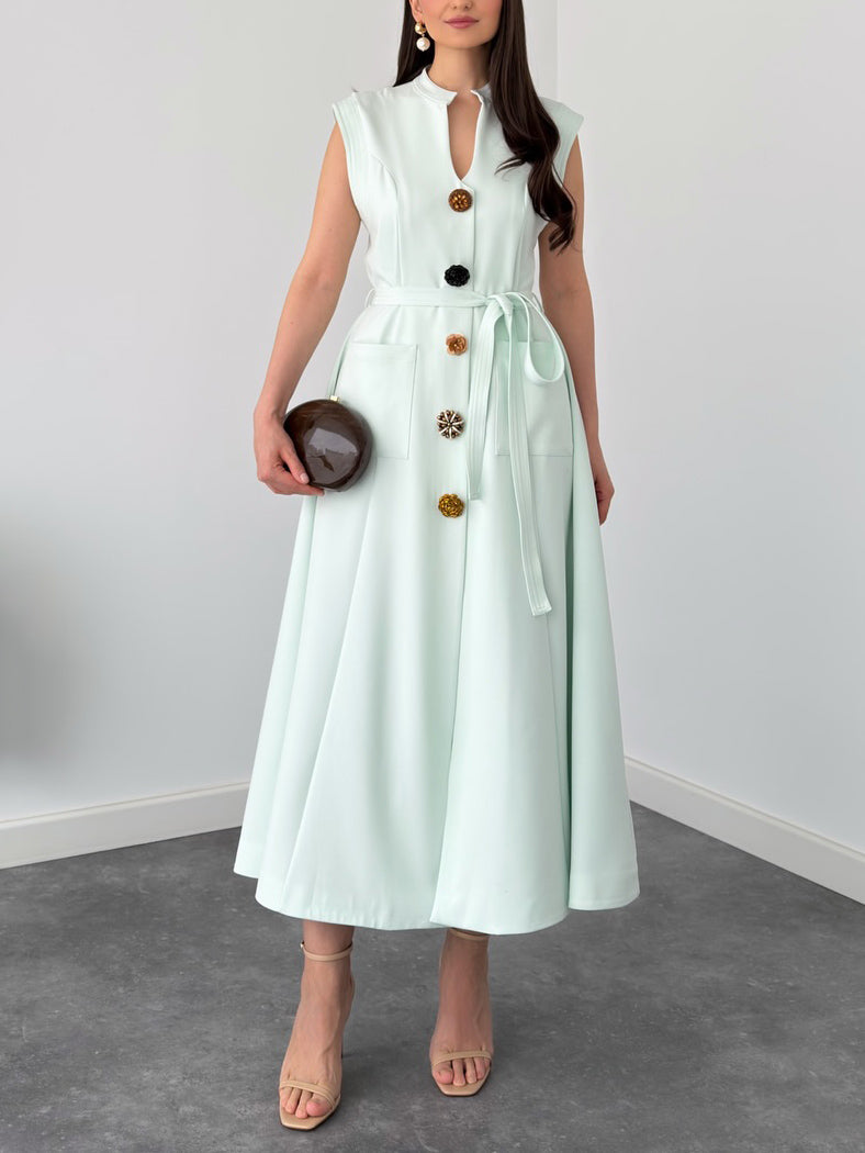 Elegante abito midi con collo alto e cintura da annodare in vita