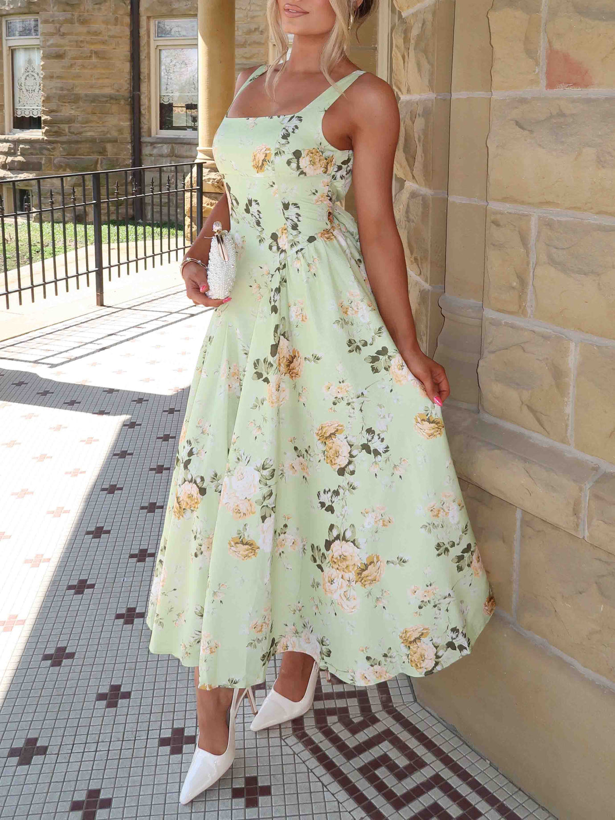 Abito midi elegante con stampa floreale e scollo quadrato