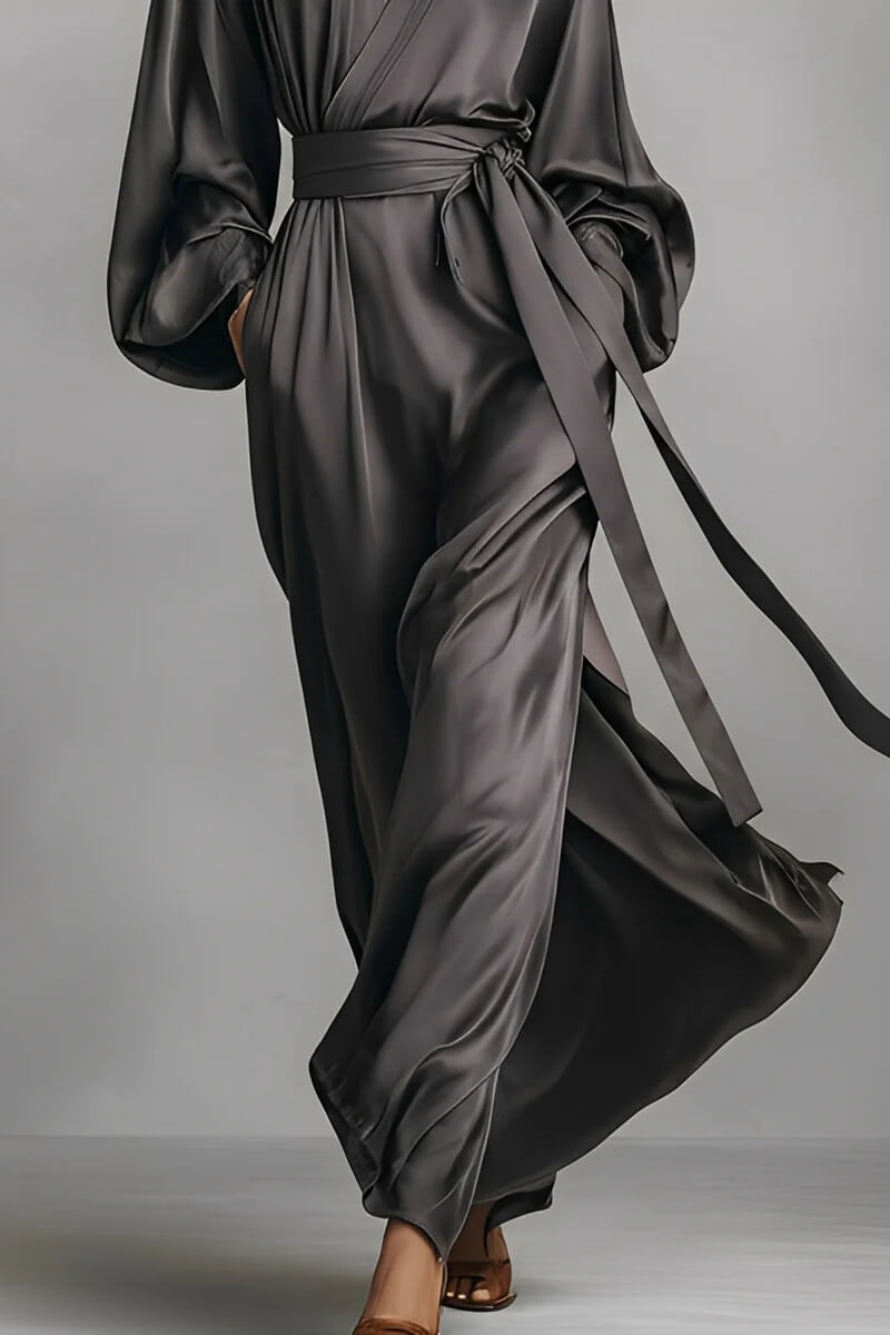 Vestido maxi delicado de cetim, transpassado e com decote em V