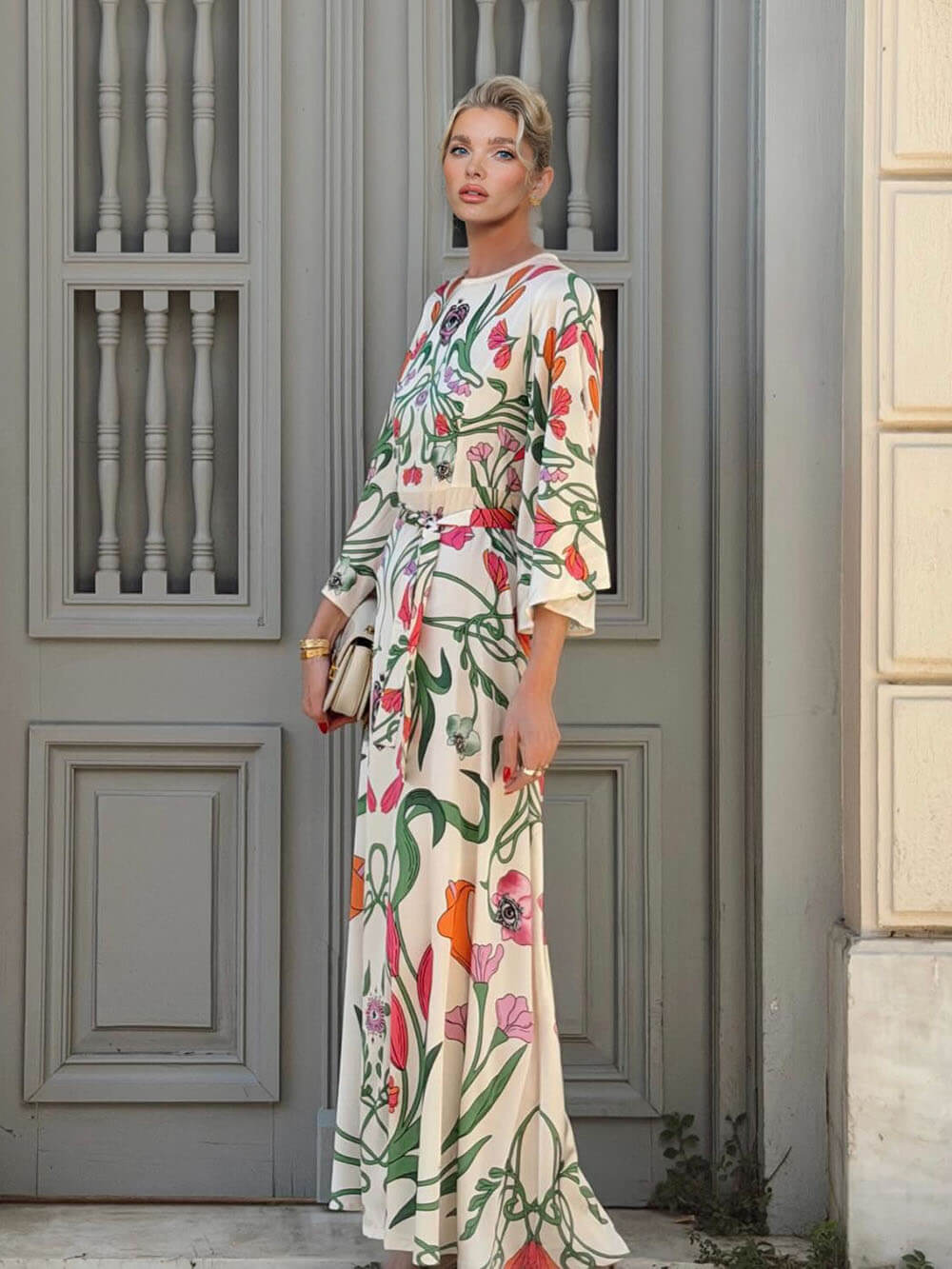 Vestido maxi boémio estampado com flores e corte amplo