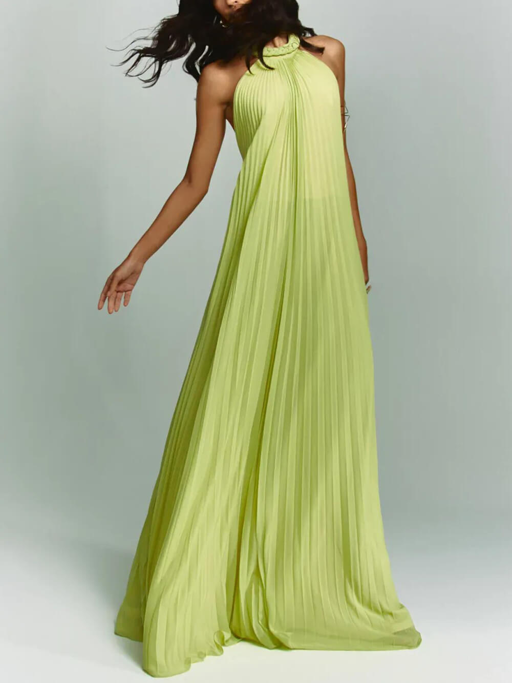 Vestido maxi elegante de chiffon texturado, franzido, com decote halter, costas abertas e corte em A