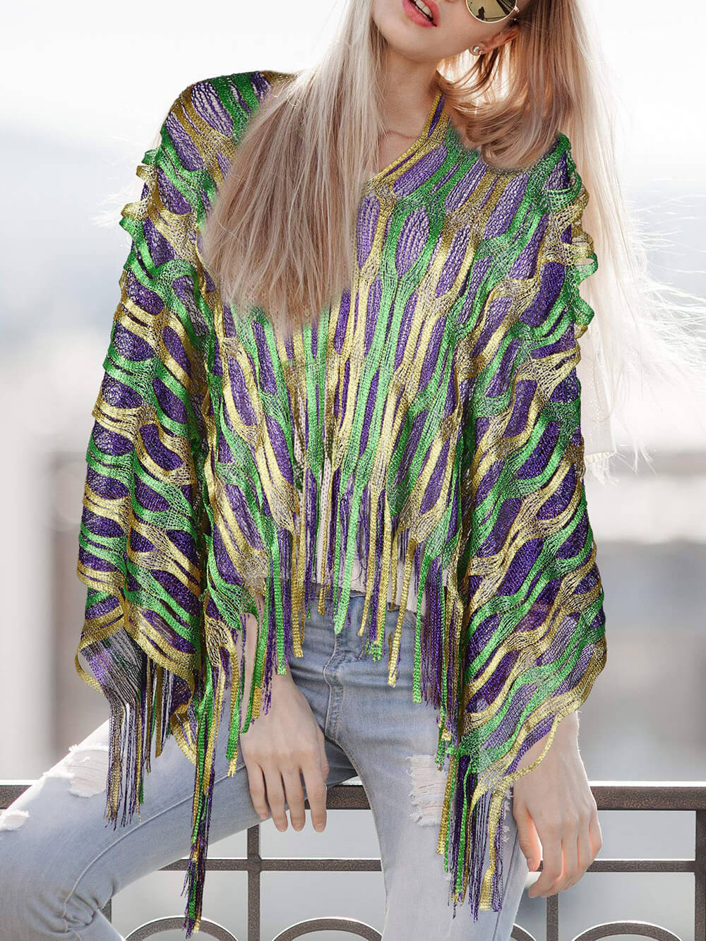 Abito corto casual con nappe, inserti patchwork e intagli