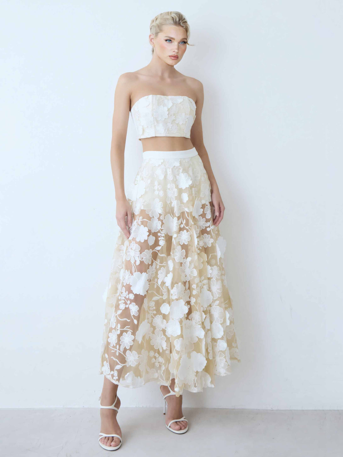 Elegante completo a due pezzi con top corto senza spalline in pizzo floreale e gonna lunga