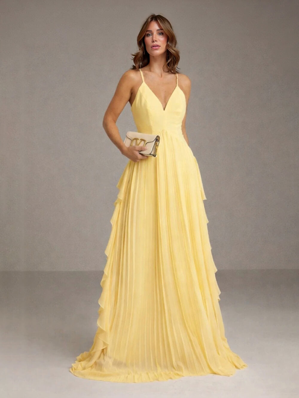 Delicado vestido largo de fiesta amarillo, con capas, paneles y frunces