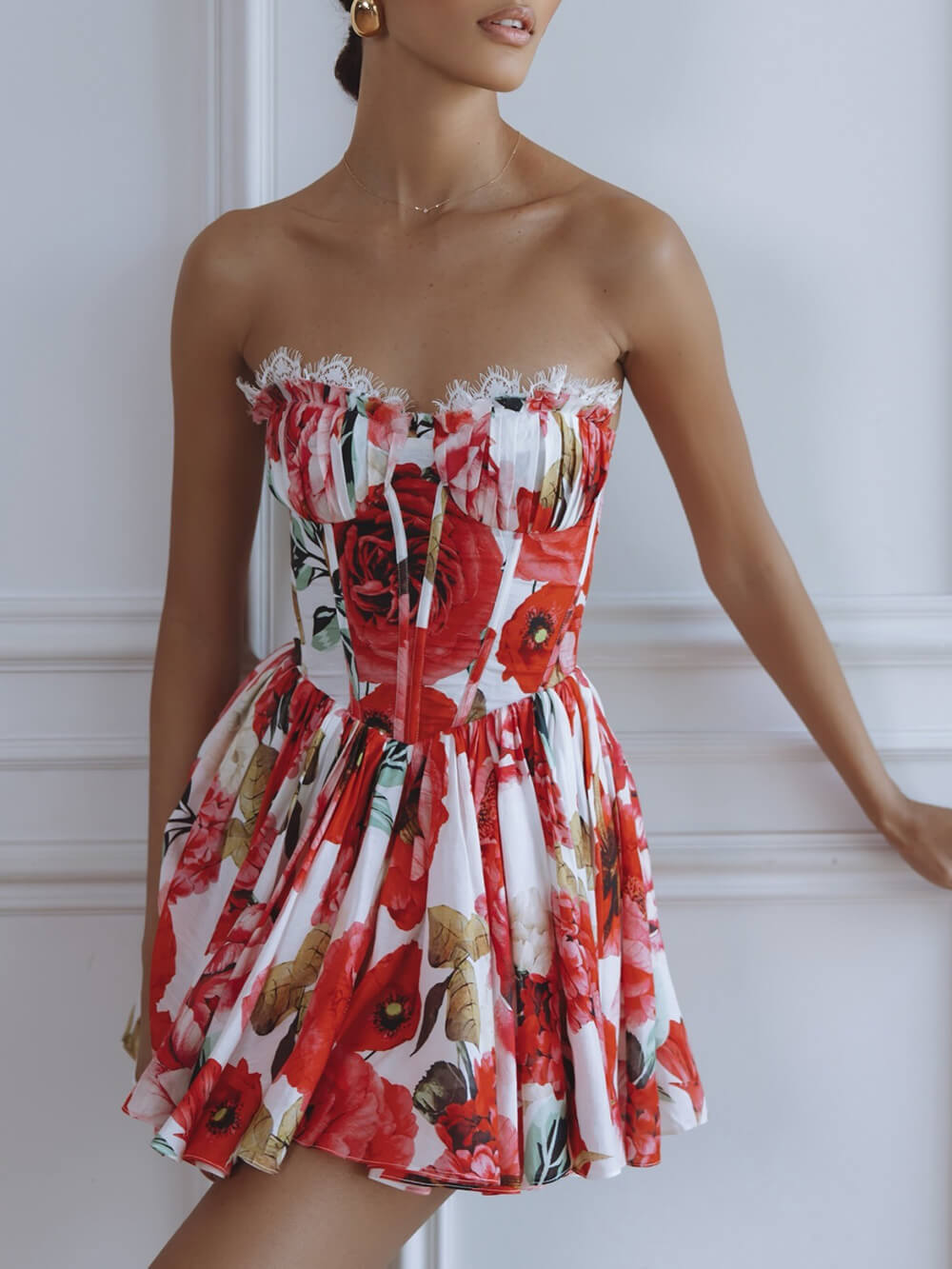 Delicado minivestido ajustado con estampado, encaje de pestañas y paneles