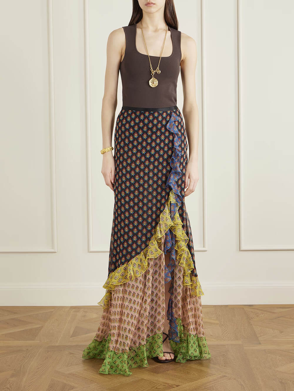 Saia maxi delicada de chiffon com folhos em camadas e estampado