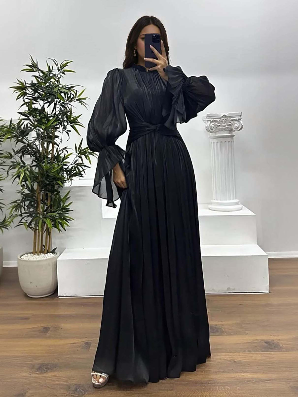 Vestido largo elegante, fluido y plisado, de manga larga