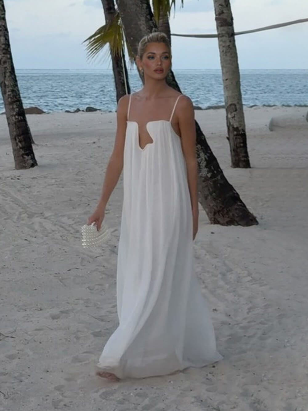 Vestido comprido informal, fluido e folgado em chiffon, com decote profundo e abertura no peito