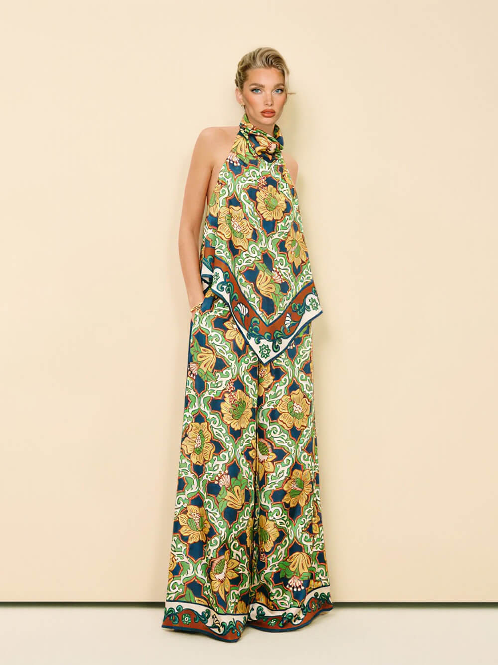 Conjunto moderno de camisola asimétrica de satén con estampado y espalda descubierta, y pantalón de pernera ancha con bolsillos