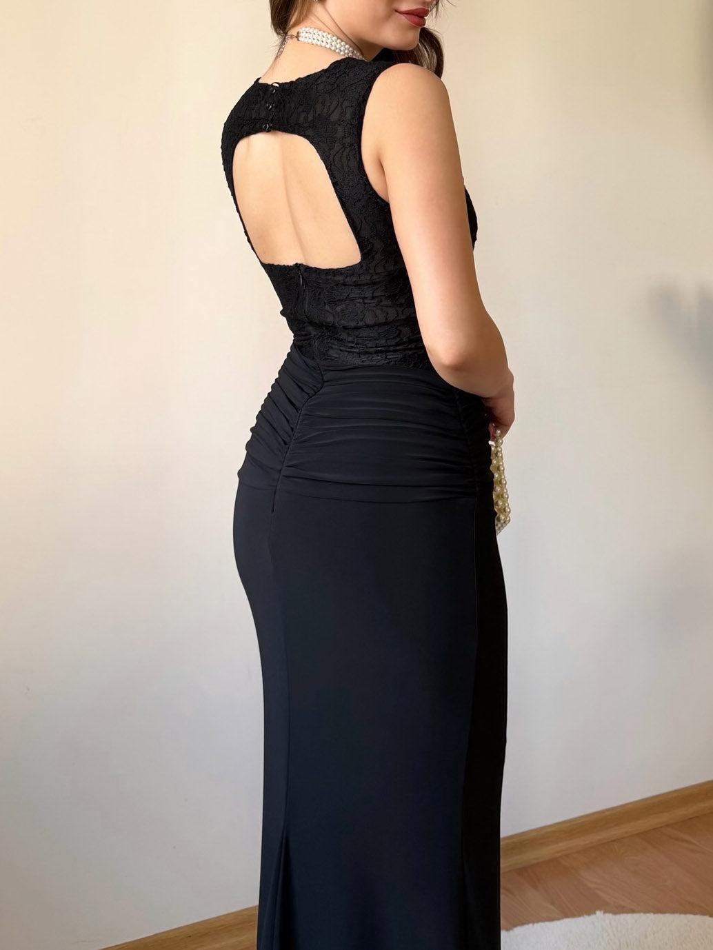 Elegante abito lungo a sirena arricciato con corpetto in pizzo