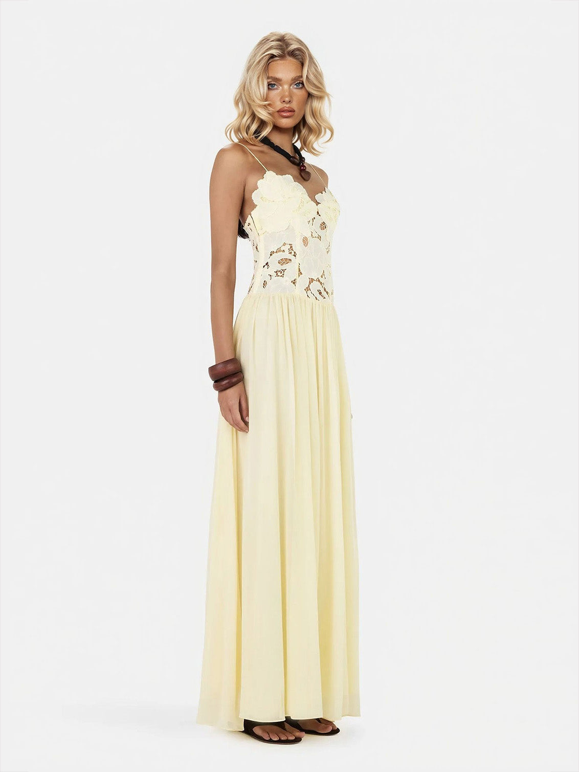Elegantes Maxikleid mit Spaghettiträgern, Spitze und Blumenapplikation