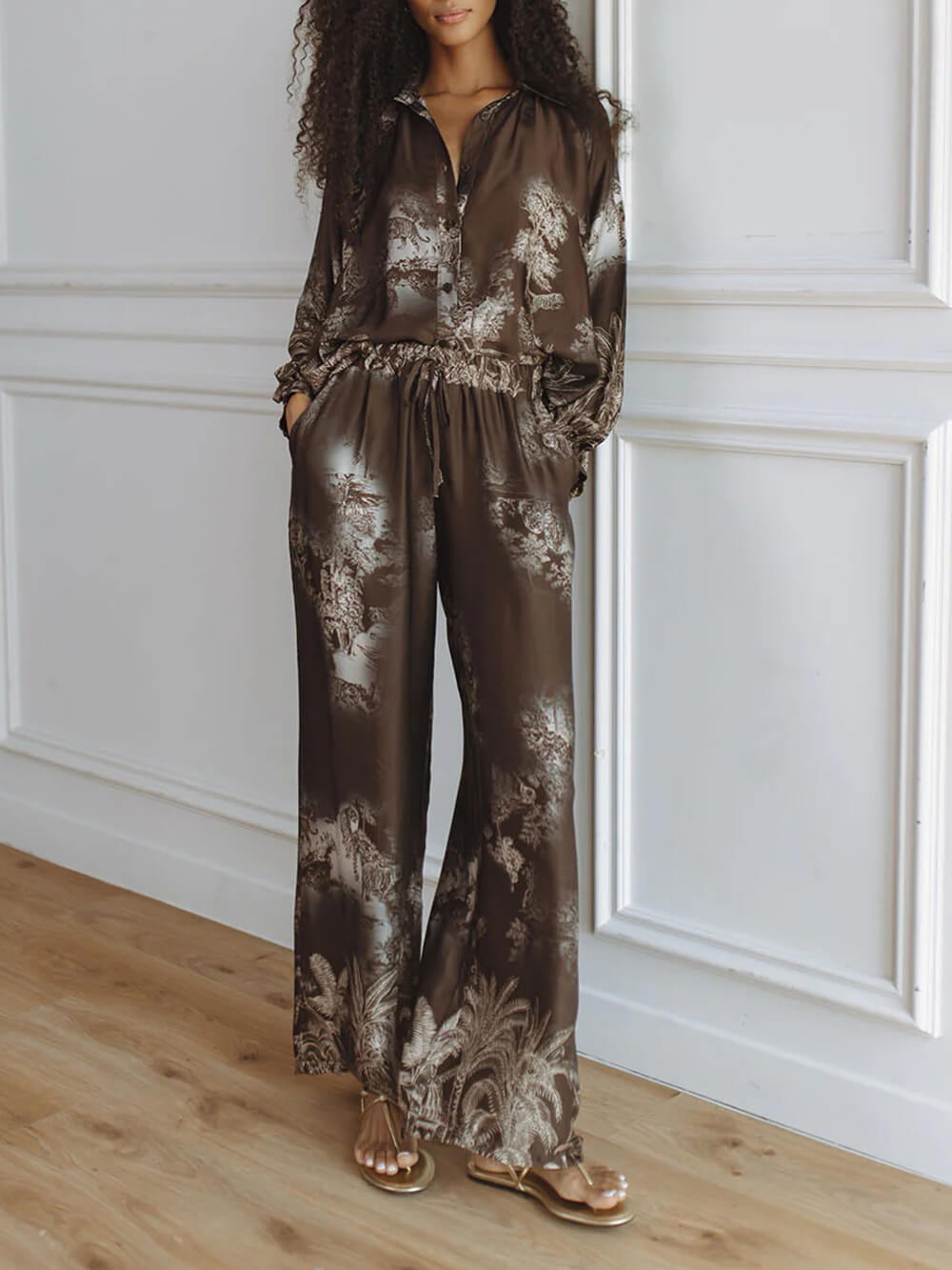 Completo originale marrone con top ampio a stampa floreale e pantaloni a gamba ampia con vita elasticizzata